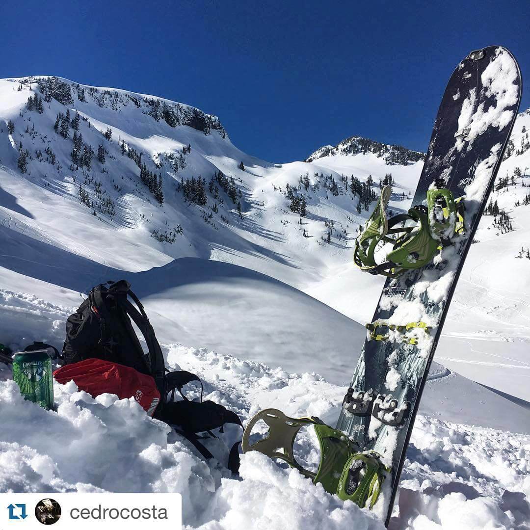 Where are your Saturday adventures going to take you today? Be sure to tag us in your photos! ????: @cedrocosta | #goodlifebrewing #bend #oregon #descenderipa #craftbeer #cannedbeer #beerporn #jonessnowboards #mtbaker #earnyourturns