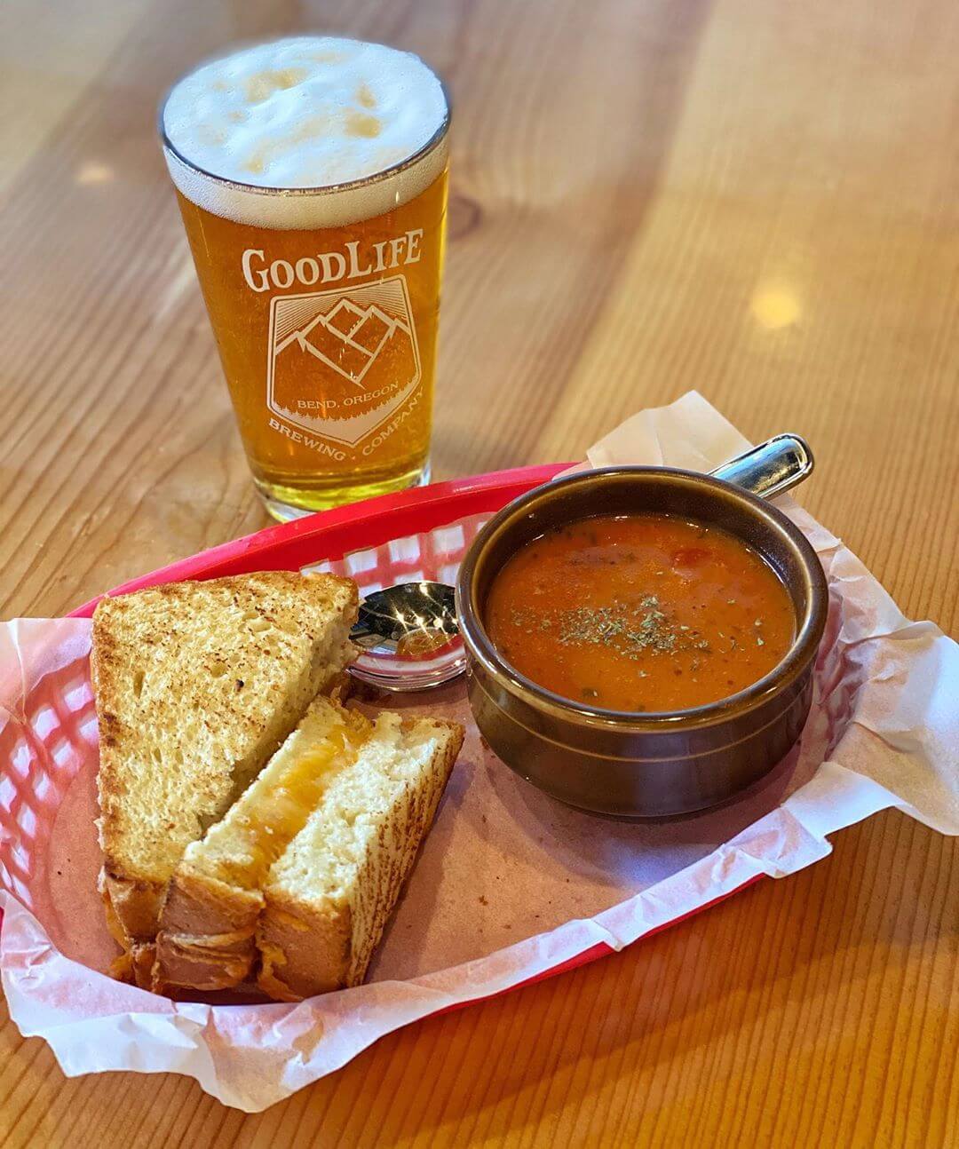 Lunch is served with a fresh pint of Mountain Rescue for Locals Day! Sometimes you just need to order off the kids menu in the pub and go with a classic. Head on down after work and enjoy Locals Day! #whatsyourgoodlife #localsday